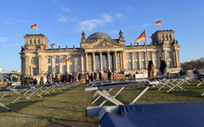 Besuch bei der Bettenaktion zu ME/CFS LongCOVID vor dem Reichstag