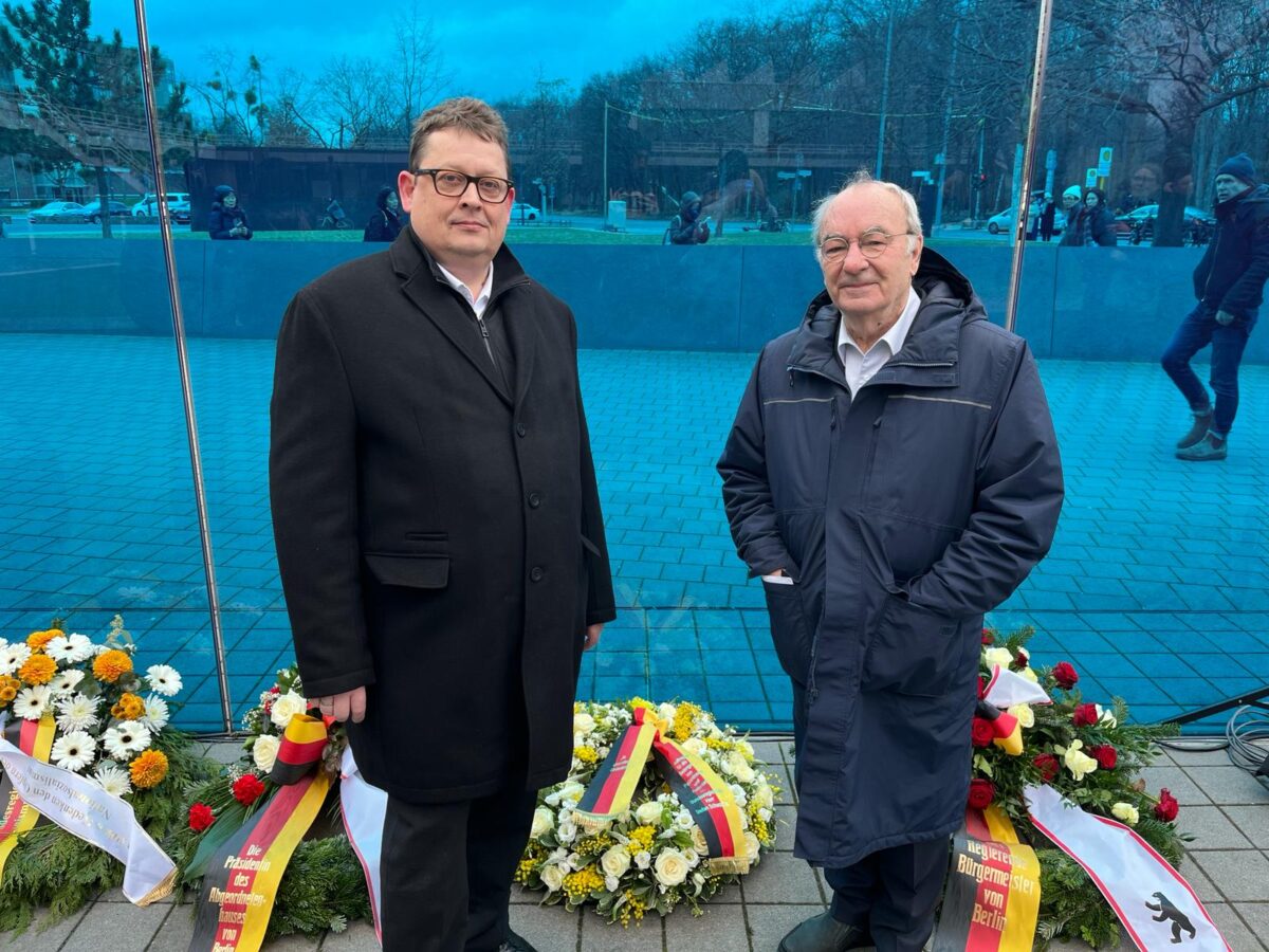 Stefan Schwartze und Matitjahu Kellig zur Kranzniederlegung am Gedenk- und Informationsort für die Opfer der nationalsozialistischen „Euthanasie“-Morde in der Tiergartenstraße