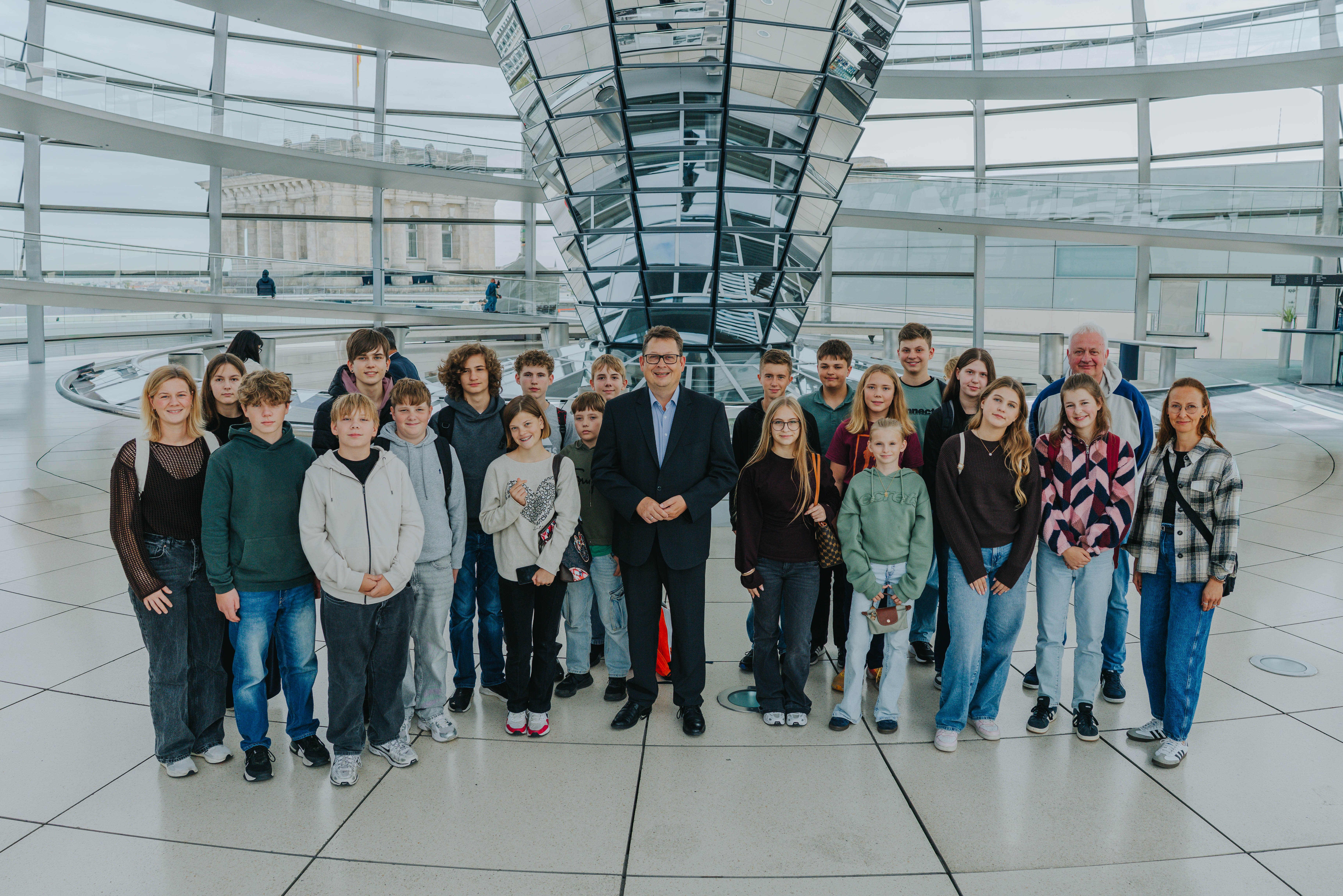 185 Junge Menschen aus dem Kreis Herford zu Besuch im Bundestag
